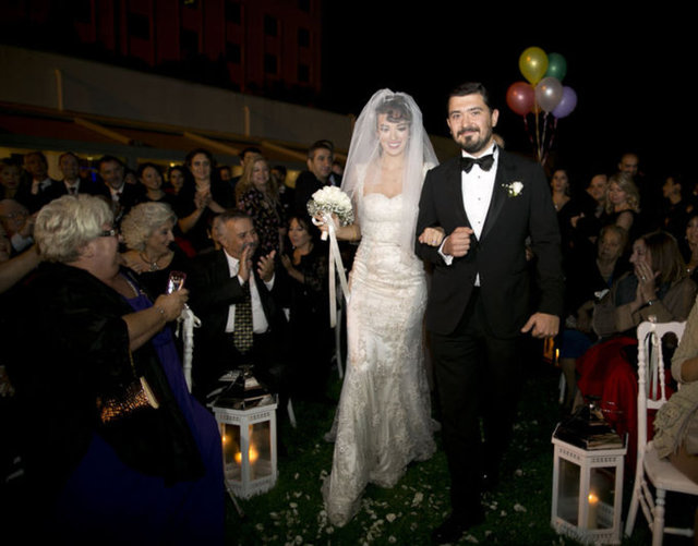 Oyuncu Seda Bakan, müzisyen Ali Erel ile Ankara'da bir otelde düzenlenen düğünle dünya evine girdi.