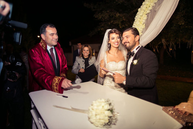 Seda Bakan ve Ali Erel çiftinin nikahını Çankaya Büyükşehir Belediye Başkanı Alper Taşdelen kıydı.