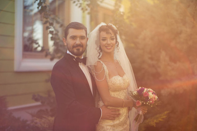 Düğüne Erdal Beşikçioğlu, Canan Ergüder, Ahmet Kural, İnanç Konukcu, Murat Cemcir'in yanısıra gelin ve damatın yakın arkadaşları ile çok sayıda ünlü isim katıldı.