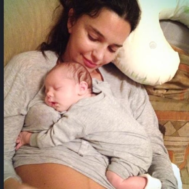 - Hande Ataizi 28 günlük oğlunu göğsünde uyuturken, eşi Benjamin Harvey de fotoğraflarını çekti.
