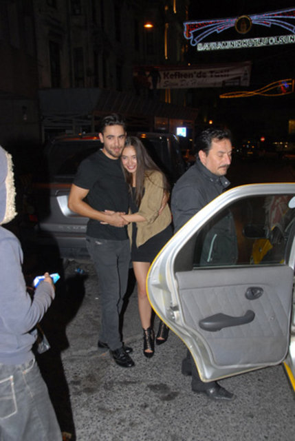 Milliyet'in haberine göre; Bayram tatilinde İstanbul'da kalmayı tercih eden ikili, gece geç saatlere kadar mekanda kaldı...