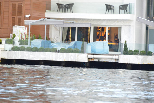 Yalının Boğaz'a açılan bahçesinde özel tasarımlar yaptırdı...