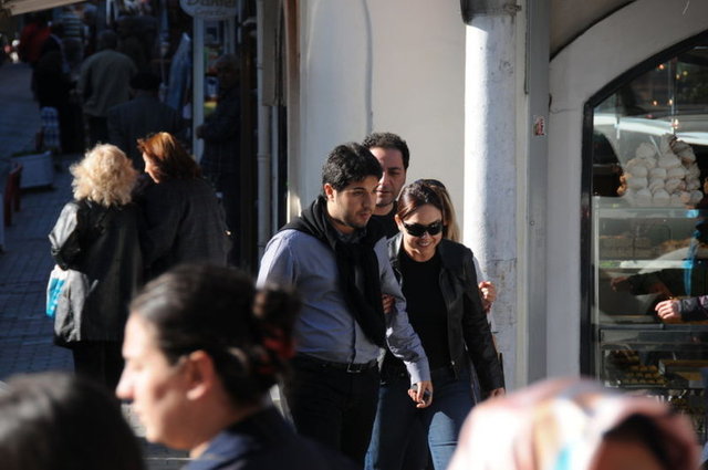 - Yalının Boğaz'dan bakıldığında dikkat çeken renkli ışıklar için 3 bin 500 dolar değerinde 8 adet özel spotlar kullanıldı... -