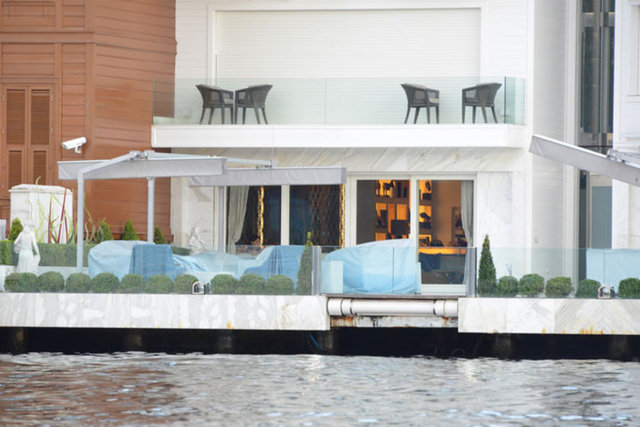 Güneş'ten Recep Aslan'ın haberine göre, yalının Boğaz'dan 3 metre yükseklikte olan iskelesinde kurdurulan otomatik merdiven, tuşa basıldığında 3 metre derinliğe iniyor...