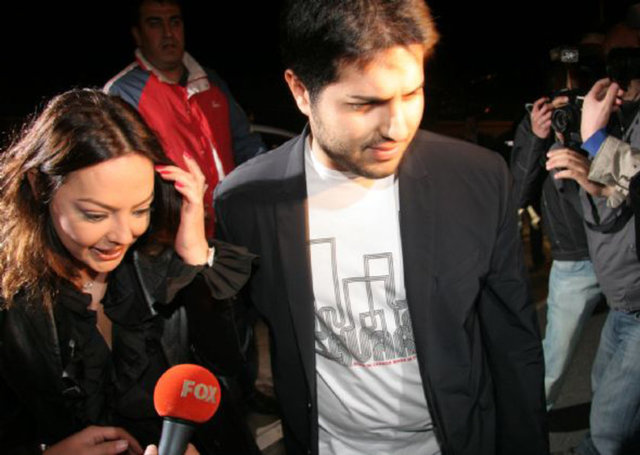 Işıkların daha hoş bir görüntü vermesi içinde 5 ay önce yalının tam önüne denize 3 ton renkli taş döktürüldü. -