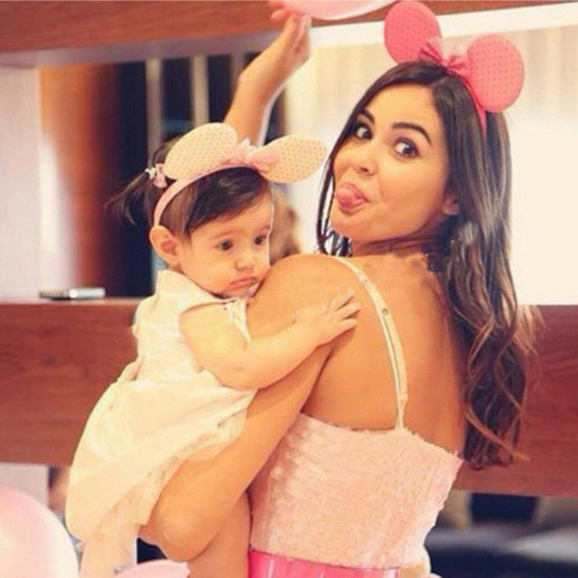 Fenerbahçe'nin başarılı file bekçisi Volkan Demirel ile 2009 yılında Belçika güzeli seçilen eşi Zeynep Demirel, Şubat ayında dünyaya gelen kızları Yade'nin ilk dişini kutladılar. -