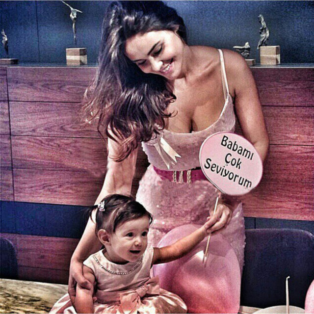 Zeynep Demirel, kızının eline 'Babamı çok seviyorum' yazılı kartı tutturup poz verdi.