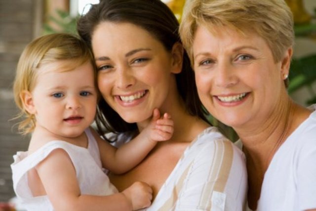 6-Kalıtım: Androjenik veya androgenetik alopesi olarak adlandırılan kadın tipi saç dökülmesi, temelde erkek tipi kelliğin kadın versiyonudur. Ailedeki kadınlarda belli yaşlarda dökülme görülüyorsa, kişinin de buna yatkınlığı olabilir.