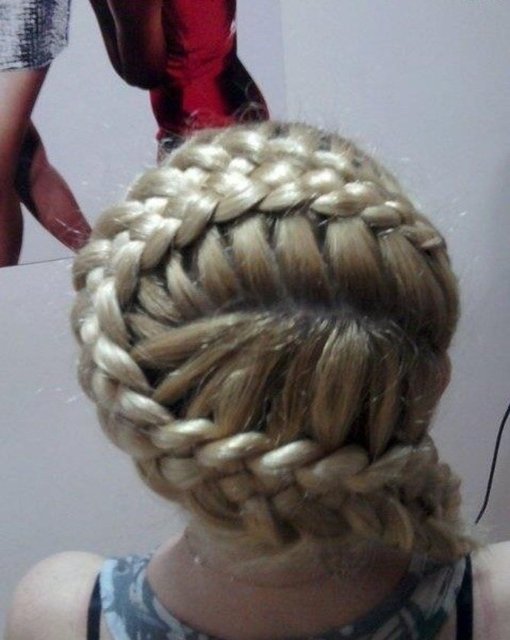 18-Aşırı şekillendirme: Yıllar boyunca yapılan kuvvetli şekillendirme ve saç tedavileri saçın dökülmesine neden olabilir. Örnek olarak; sıkı saç örgüleri, saçı düzleştirmek için kullanılan kimyasal gevşeticiler verilebilir.