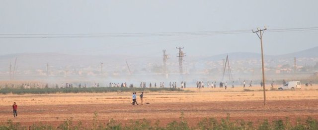 Uyarılara rağmen sınır bölgesinden uzaklaşmayan gruba müdahale edildi.