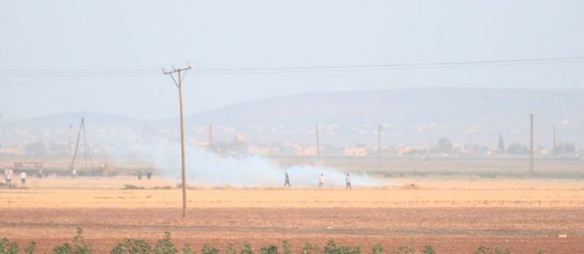 Bazı vatandaşlar sınır bölgesine gelerek karşı taraftaki çatışmaları izledi. Güvenlik güçleri vatandaşları sınırdan uzaklaşmaları konusunda uyardı.