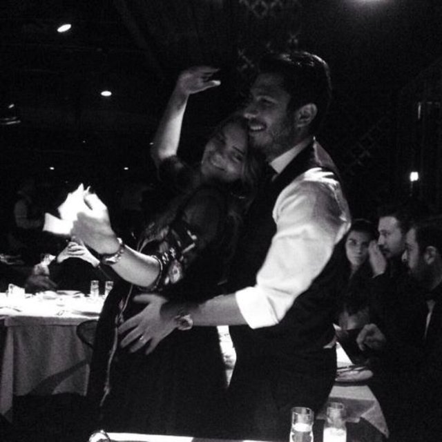 Karahan'ın eşi Bedri Güntay sosyal medyadan paylaştığı bu fotoğrafın altına 'Hayatin gerçekleri içinde var olan en güzel şeysin sen... İyi ki varsın iyi ki doğdun canım karım benim' iletisini yazdı