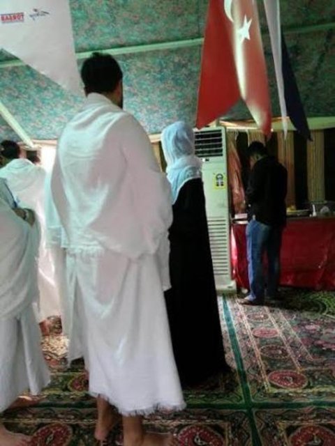 'Yorum yapanlar, kalbini bozanlar, kalp kırınca zevk alanlar, dış görünüşüme kanıp, gerçeği unutanlar... Bulunduğum yerin adeti neyse kıyafetim ona uygun olur... Ülkeme döndüğümde kalbim, nefsim, nefesim değişmez...