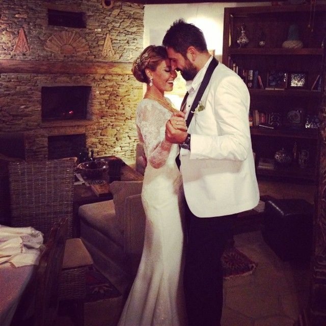 Kıyafetim değişir, siz nereye bakarsanız orayı görürsünüz o da ayrı Her seferinde içimi biraz daha süsler gelirim bu yollardan, bu topraklardan.