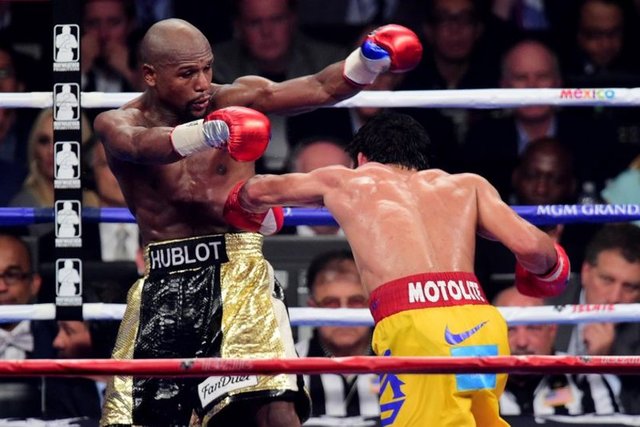 ABD'de yapılan profesyonel boks dünyasının "asrın müsabakası" olarak ilan ettiği Floyd Mayweather ile Manny Pacquiao arasındaki yarı orta sıklet unvan maçını, 12. rauntta puanla ABD'li Mayweather kazandı.