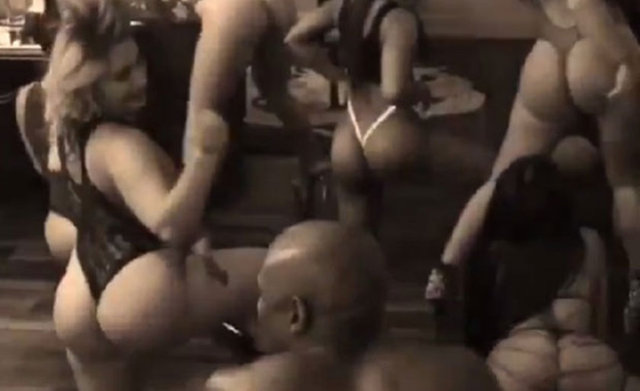 Son olarak evinde bir parti düzenleyen ve 10 dansçı kızla birlikte eğlenen Mayweather bu anları Instagram hesabından takipçileriyle paylaştı. Ünlü boksör 15 saniyelik videoyla kısa sürede büyük yankı uyandırdı.