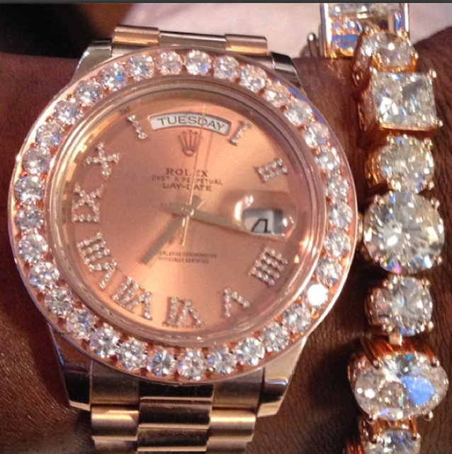 Gösterişli saatler ve takılara...