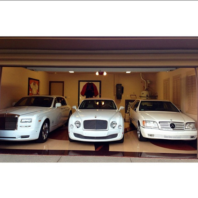 Elbette ki lüks otomobillere de düşkün...