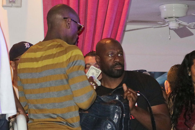 Asrın müsabakası olarak ilan edilen maçta Manny Pacquiao'yu yenen ABD'li boksör Floyd Mayweather zaferini böyle kutladı...