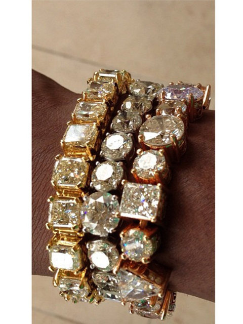 Gösterişli takılara da bayılıyor...