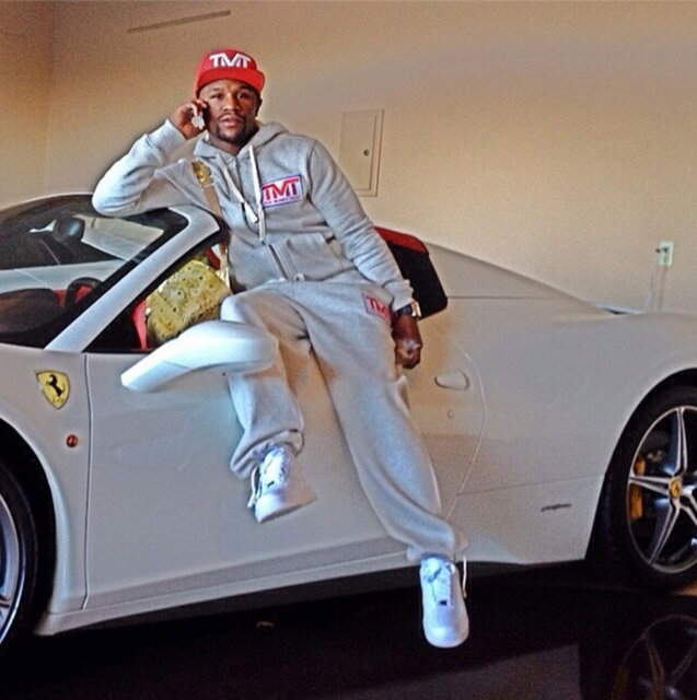 Otomobilleriyle poz vermeyi çok seviyor... - (NTVSPOR)