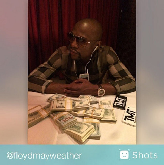 Ünlü boksörün Instagram hesabında paylaştığı birbirinden ilginç fotoğraflarla da tanınıyor... Örneğin, paralarıyla poz vermeye bayılıyor...
