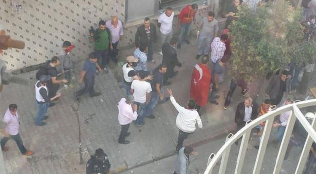 Polisin müdahalesi sonrası dağılan grup, HDP Sultangazi İlçe Teşkilatını hedef aldı. Binayı adeta abluka altına alan mahalleli, taş ve sopalarla camları kırdı. Binada bazı HDP üyelerinin mahsur kaldığı görüldü.