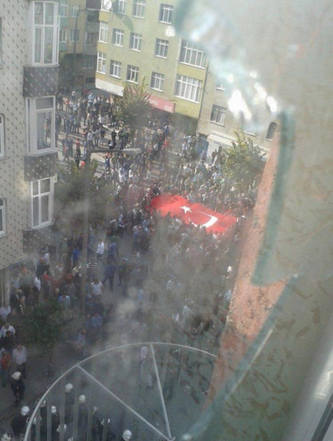 Sultangazi'de HDP İlçe Başkanlığı önünde toplanan bir grup, sloganlar atarak binaya taş ve sopalarla saldırdı.