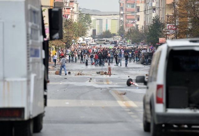 Yaşanan olaylar sırasında silah sesleri de duyulurken, grubun yakaladığı iki HDP'liye linç girişiminde bulunduğu görüldü.
