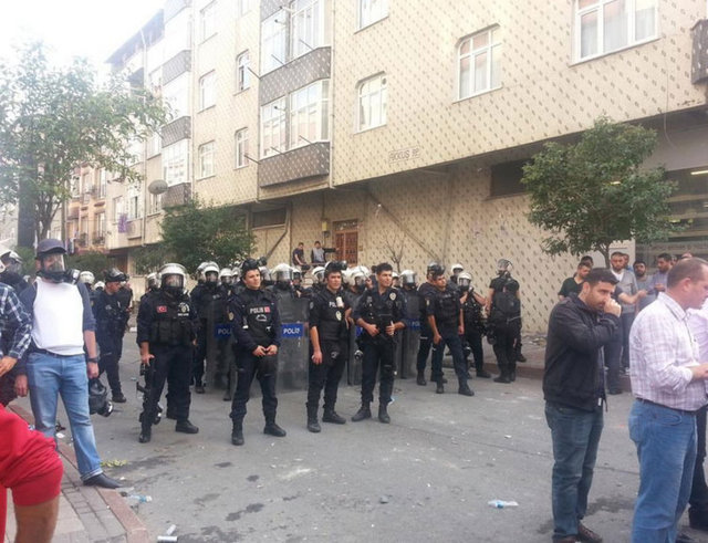 Binada mahsur kalan HDP'lilere yardım için gelen diğer bir grup da bina önündeki grupla karşı karşıya geldi.