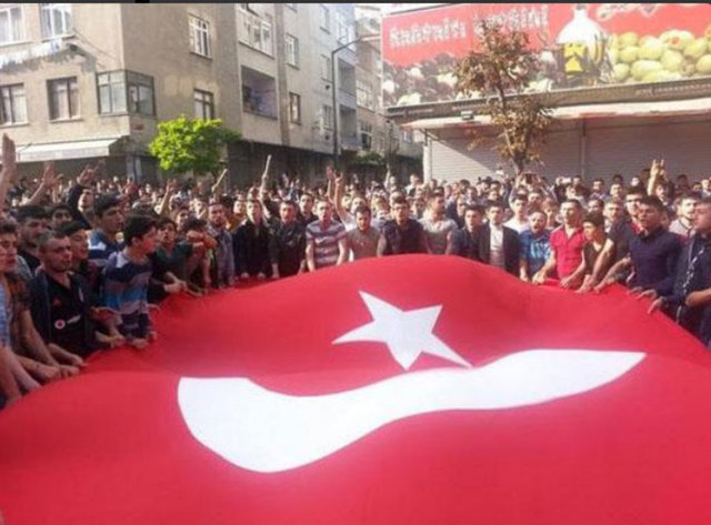 Bu sırada binada mahsur kalan HDP'lilere yardım etmek isteyen bir başka grup da Gazi Mahallesi'nden yürüyüşe geçti.