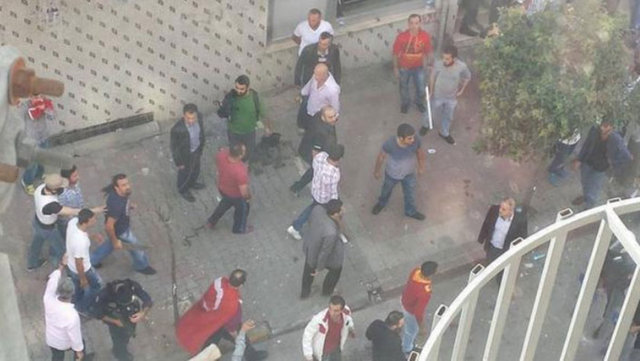 Yaşanan olaylar sırasında silah sesleri duyulurken, grubun iki HDP'li eylemciye linç girişiminde bulunduğu görüldü. İddiaya göre grup, HDP binasını kuşattı ve partililer içeride mahsur kaldı.