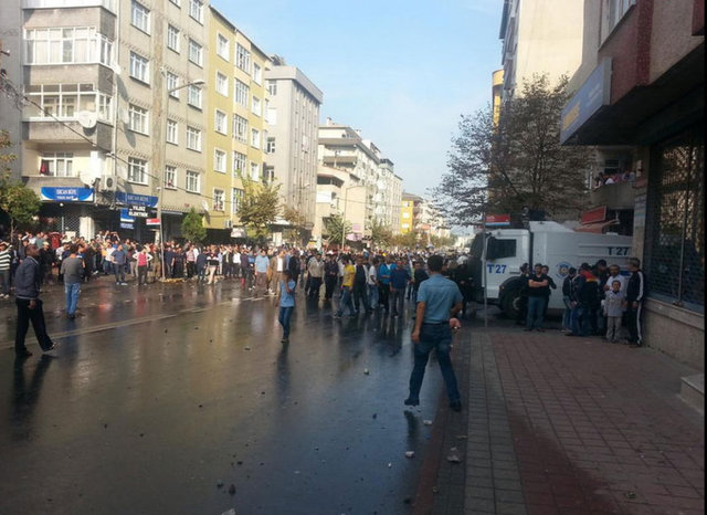 Sultangazi'de öğle saatlerinde HDP'li grup ile başka bir grup arasında başlayan gerginlik, git gide büyüdü.