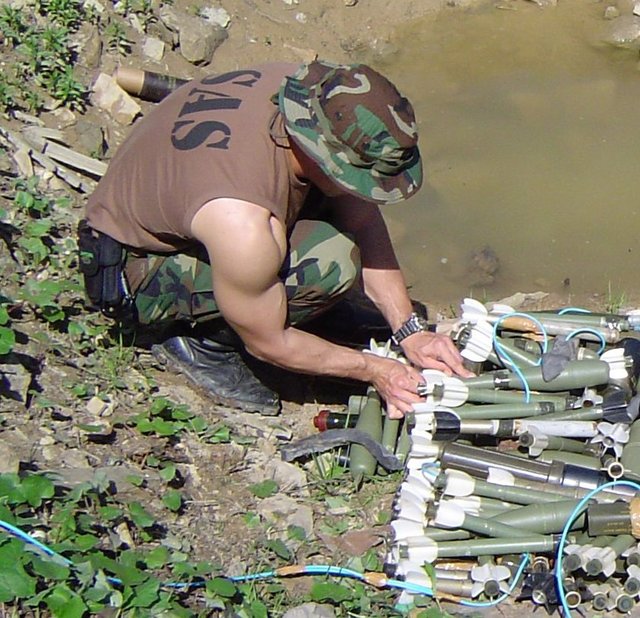 hudut güvenliği, mayın, arama kurtarma, yüksek komuta ve stratejik planlama ve su altı savunma, su altı taarruz, deniz muharebe eğitimleri veriyor. -