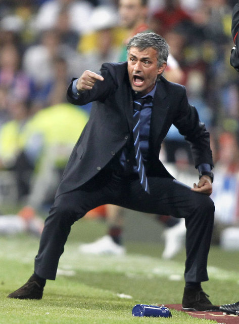 Barcelona'nın 3-2 kazandığı 2011 İspanya Süper Kupası finalinin son anlarında iki takım oyuncuları birbirine girmiş, Mourinho ise, o dönem Guardiola'nın yardımcılığını yapan teknik direktör Tito Vilanova'nın gözüne parmağını sokarak gündemin 1 numaralı m