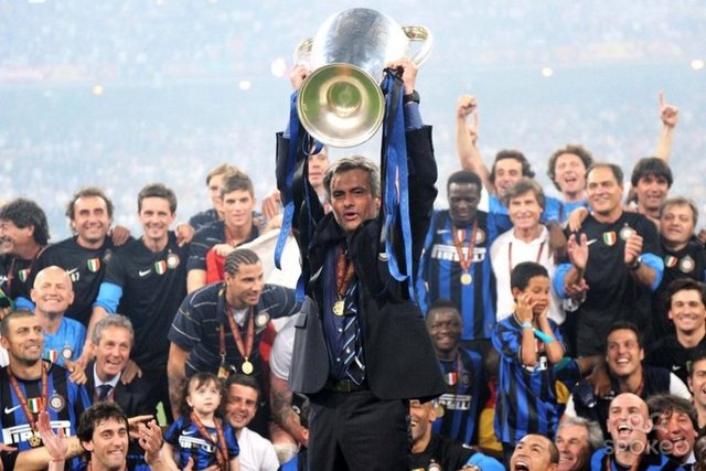 - Mourinho, Inter'deki kariyerini 2 lig, 1 Şampiyonlar Ligi, 1 İtalya Kupası ve 1 İtalya Süper Kupası şampiyonluklarıyla noktaladı.