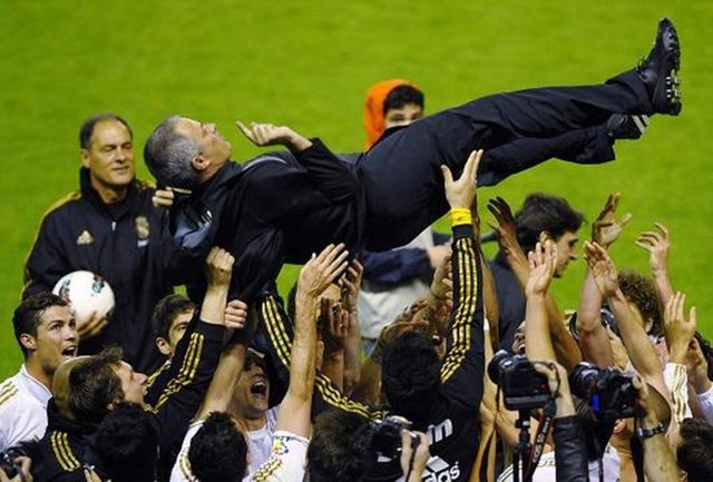 Real Madrid'deki ilk yılında Kral Kupası şampiyonluğu yaşayan Portekizli teknik direktör, 2011-2012 sezonunda 100 puan ve 121 golle lig şampiyonluğunu elde etti. Casillas, Ramos ve Ronaldo ile yaşadığı sorunlarla İspanyol basınının sayfalarına taşındı.