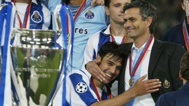 - Porto ile yaşadığı UEFA Kupası ve Şampiyonlar Ligi şampiyonluklarıyla spot ışıklarını üzerine çeken Mourinho, iki yıl çalıştığı mavi-beyazlılarda 2 lig ve bir de kupa zaferi yaşadı.