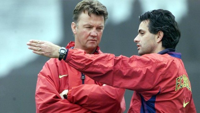 - Bobby Robson ve Louis van Gaal gibi efsane teknik direktörlerin tercümanlığını yaparak yeşil sahaya adım atan Jose Mourinho, ilk antrenörlük deneyimini 2000 yılında Benfica'da yaşadı.