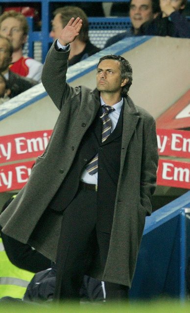 Mourinho'nun Ajax karşısında takımının 4-0 kazandığı mücadelede sarı kart sınırında bulunan Sergio Ramos ve Xabi Alonso'ya 'isteyerek' kart görme talimatı verdiği gerekçesi ile 2 maçtan men cezası verildi. -