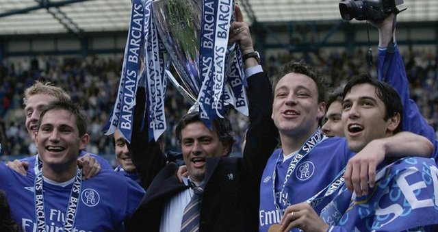 Mourinho'nun bir sonraki durağı Chelsea oldu. Haziran 2004'te çıktığı ilk basın toplantısında "Ben özel biriyim" ifadelerini kullanan ve bu açıklamasıyla hafızalara kazınan Mourinho, takımını tam 50 yıl sonra lig şampiyonluğuna taşıdı.