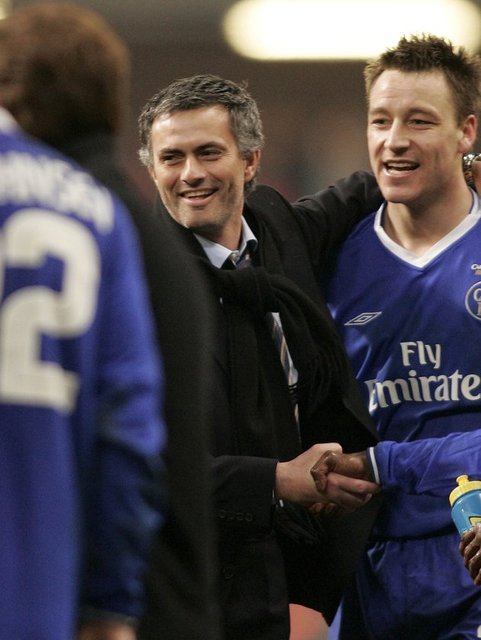 Mourinho ise, o dönem Guardiola'nın yardımcılığını yapan teknik direktör Tito Vilanova'nın gözüne parmağını sokarak gündemin 1 numaralı maddesi olmuştu.. -
