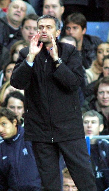 2004-2005 sezonunda Chelsea'nin başında olan Jose Mourinho, Barcelona'ya kaybettikleri maçın ardından karşılaşmanın hakemi Anders Frisk'in, Barcelona Teknik Direktörü Frank Rijkaard ile görüştüğünü öne sürmüştü.