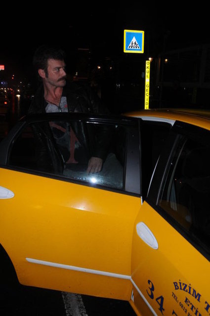 Kıvanç Tatlıtuğ'un da katıldığı eğlencede Sneijder için şampanyalar patlatıldı.