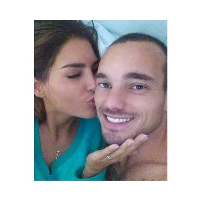 Bu iddiaların ardından Sneijder'ın güzel eşi Yolanthe Cabau, Instagram'ından aşk dolu fotoğraflar yayınlamıştı.