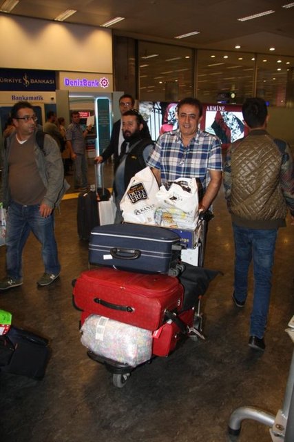 ARTIK AMELELİK YAPIYORUM -  - Mahmut Tuncer önceki gün bayram tatili dönüşü eşi ve kayınvalidesiyle havaalanında görüntülendi. Bagaj arabasına yüklediği valizleri iten ünlü türkücü, muhabirleri görünce,