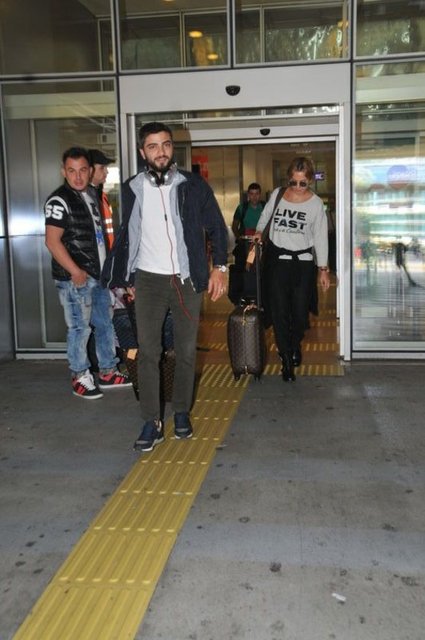 KENDİ VALİZİNİ TAŞIDI  - Kurban Bayramı'nı eşi Serkan Uçar'la birlikte Marmaris'te geçiren Ece Erken, tatil dönüşü havaalanında görüntülendi.