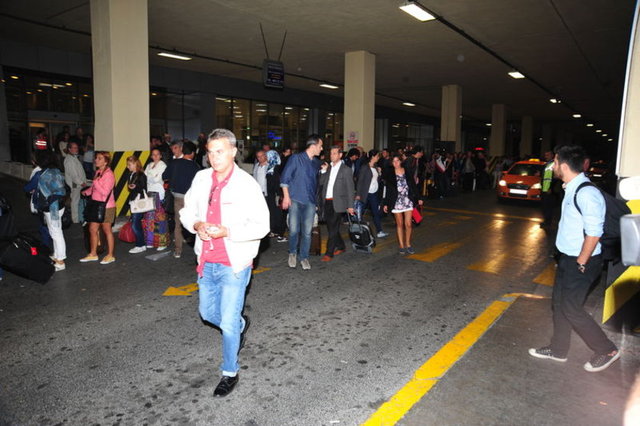 BEŞIKTAŞ Spor Kulübü - Başkanı Fikret Orman, - önceki akşam adını sır gibi - sakladığı hanım arkadaşıyla - Atatürk Havaalanı'nda - objektiflere yansıdı.