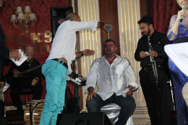 Ünlü şarkıcı konseri sırasında sahneye çıkardığı erkek hayranı bayılınca kafasından aşağı soğuk su döktürdü.