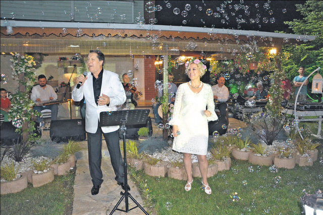 Özhan gecede, eşinin gözlerinin içine bakarak 'Gülü Susuz Seni Aşksız Bırakmam' ve 'Bak Yeşil Yeşil' şarkılarını söyledi.